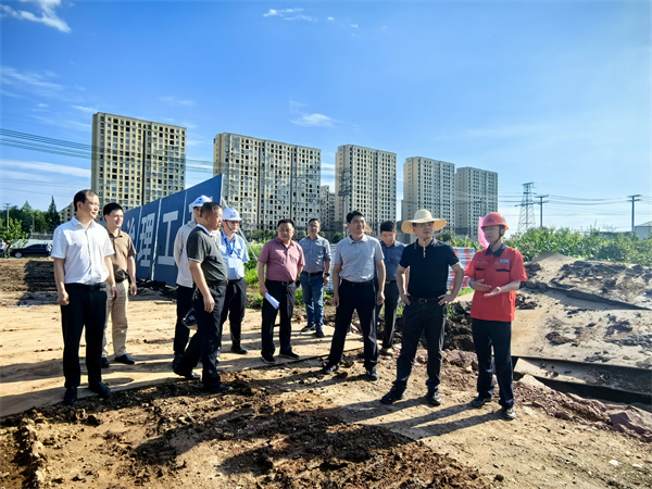 6月12日，洪董陪同王縣長調研新安江防洪治理工程。.jpg