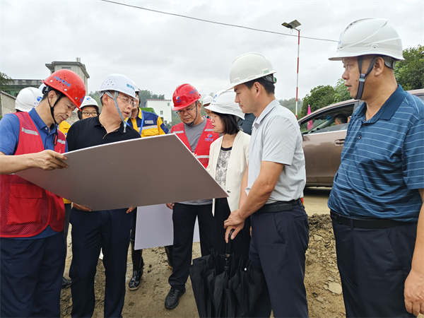 9月19日，江市長調(diào)研歙縣段防洪治理項(xiàng)目。.jpg