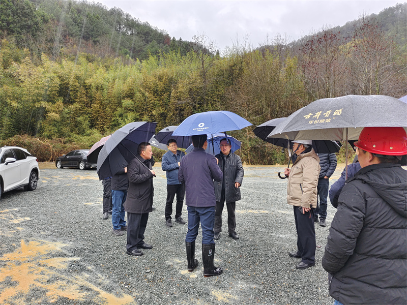 2月21日，汪凱書記一行調(diào)研防洪項(xiàng)目開工儀式現(xiàn)場，洪董、張總陪同調(diào)研.jpg